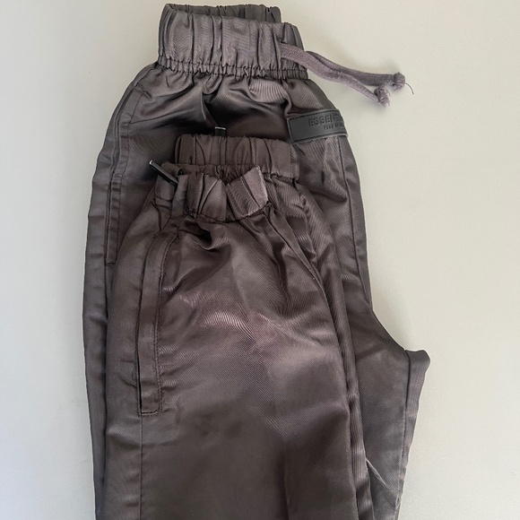 Kids Fear of God Essentials Jogger Size 6/7 S - Picture 1 of 4